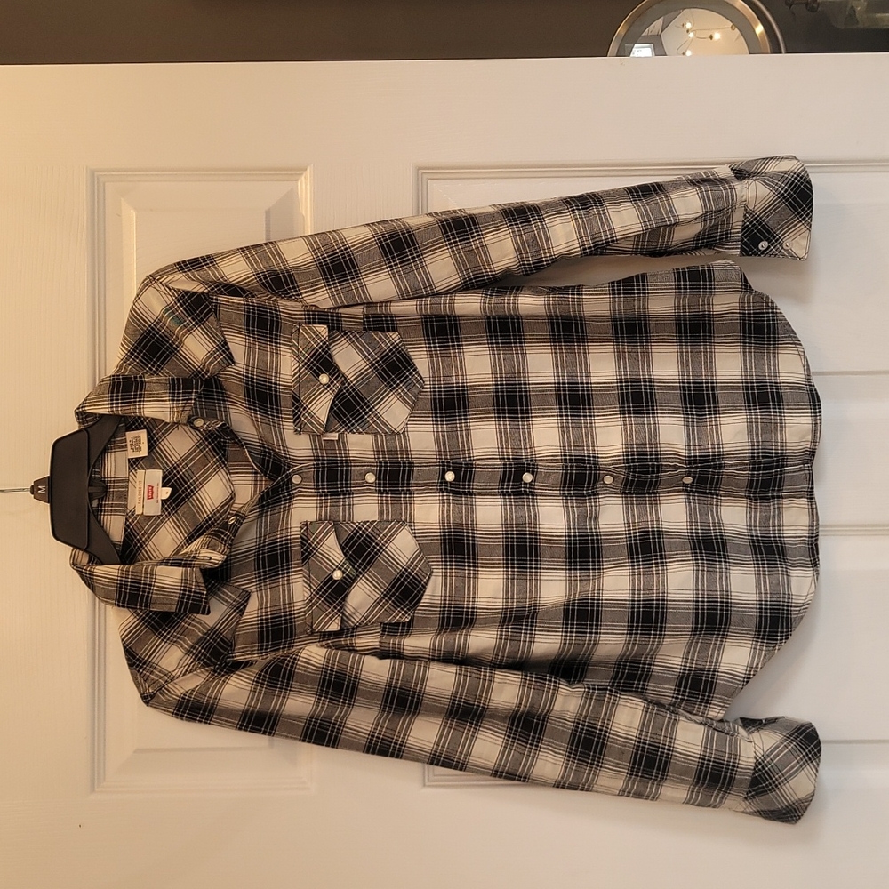 Levis tailored fit medium fit with snaps